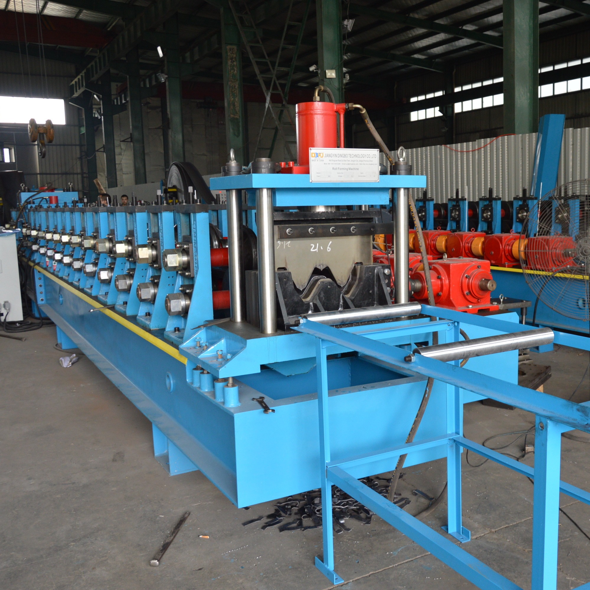 Two Wave 55KW Power Guardrail Roll Forming Machine Gearbox Or Chain Transmission